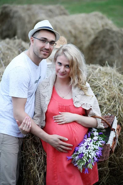 Schwangere Mädchen mit dickem Bauch und junger Mann im Freien — Stockfoto