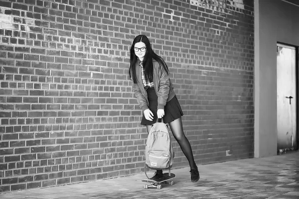 Молода дівчина-хіпстер їде на скейтборді. Дівчата подружки f — стокове фото