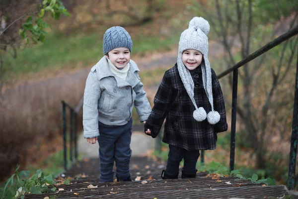 Les enfants marchent dans le parc d'automne — Photo