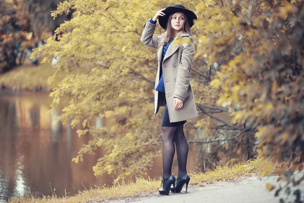 Otoño tiempo lluvioso y un joven con un paraguas — Foto de Stock