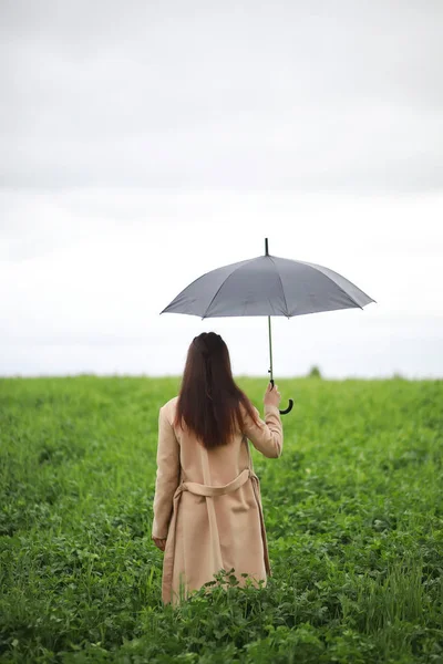 Jeune fille dans un parc verdoyant — Photo