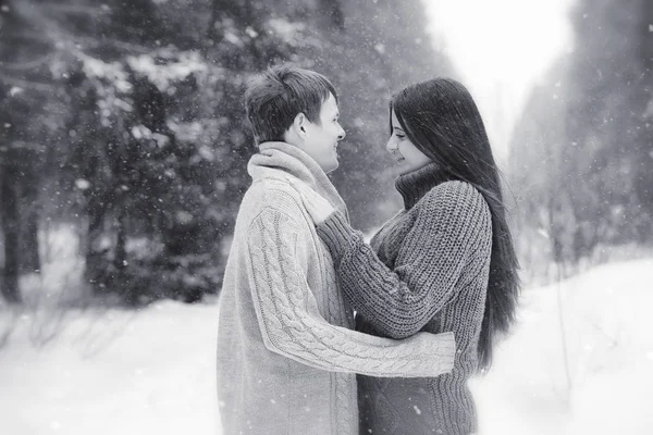 Een verliefde paar op een winter wandeling. Man en vrouw op een datum in de — Stockfoto