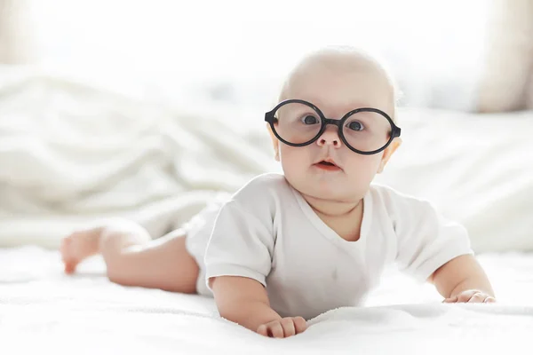 Bebê Recém Nascido Está Deitado Uma Cama Macia Emoções Das — Fotografia de Stock