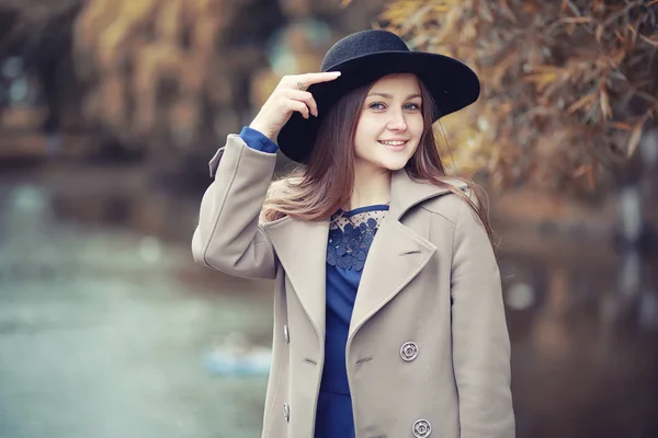 Herbstliches Regenwetter und ein junger Mann mit Regenschirm — Stockfoto