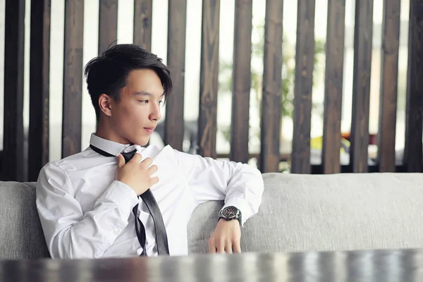 Joven Empresario Asiático Está Esperando Socio Café Joven Coreano Hablando — Foto de Stock