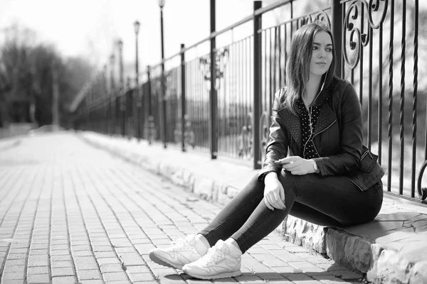 Chica en un paseo por la ciudad de primavera — Foto de Stock