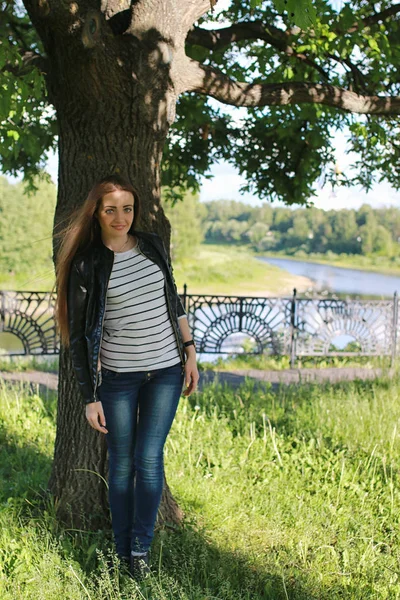 Jeune Fille Promenade Fille Dans Une Veste Cuir Dans Rue — Photo