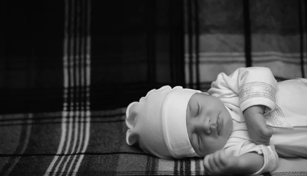 Bebê Recém Nascido Deitado Cobertor Dormindo — Fotografia de Stock