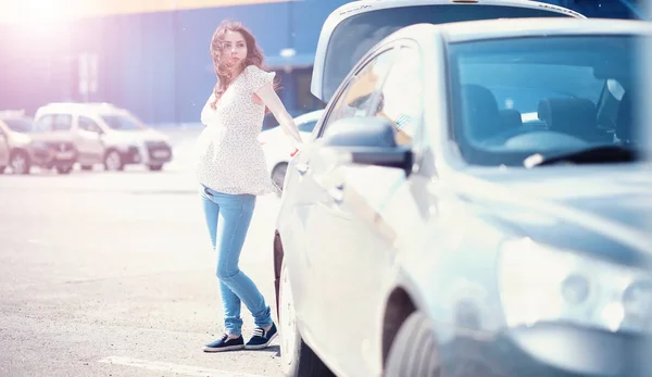 Menina Com Comida Saindo Supermercado — Fotografia de Stock