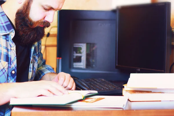 Männliche Arbeit Computer Stift schreiben — Stockfoto