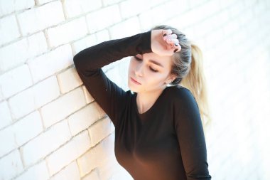 Genç bir kız rahat bir oda aittir