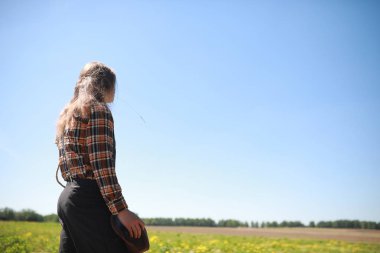 Yaz günü açık havada gitarı olan bir adam.