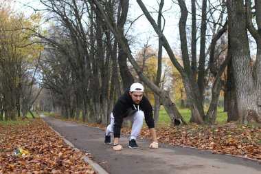 Genç adam bir sonbaharda sakal.