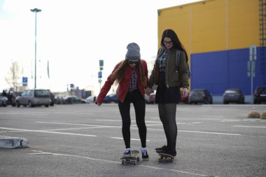 Genç hippi kız bir kaykay sürme. Kızlar kız f