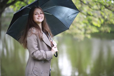 Bir ceket bir bahar parkta genç kız