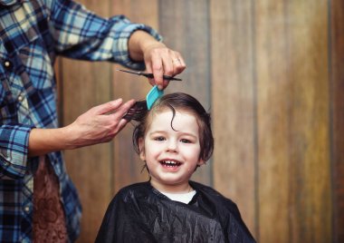 Küçük bir çocuk kuaförde kesilmiş. 