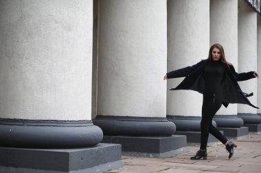 İş merkezinde paltolu güzel kız 