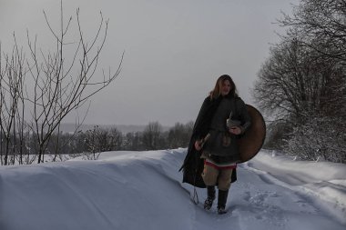 Defender'ı posta zırh genç savaşçı