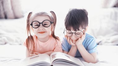 Çocuklar yeni doğan bebeğin yanında yatar, küçük kardeşim. Çocukların duyguları..
