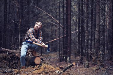 Sonbahar yağmurlu hava ve bir şemsiye ile genç bir adam