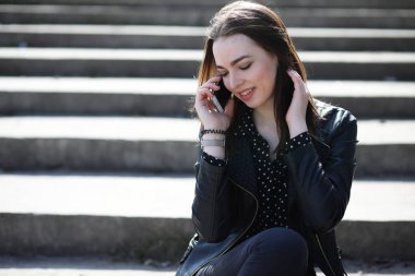 Bahar şehrin içinden bir yürüyüşte kız