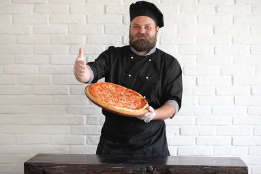 Sakallı şef aşçı yemek hazırlar