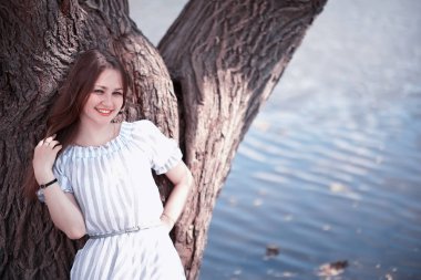 Bir kız bir bahar yeşil park