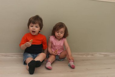 Bir katta bir odada oynayan genç çocuk