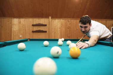Adam bilardo oynuyor. 
