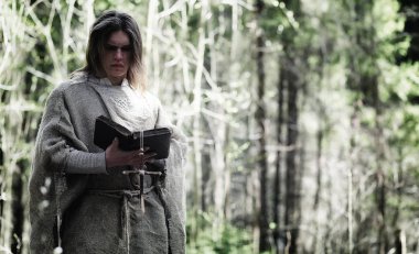 Peri sihirbaz. Bir büyücü bir cam Küre, büyülü bir büyü ile 