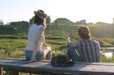 Hoş bir çift tarafından kırsal bir yolda