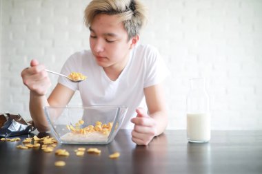 Kahvaltıda sütlü Mısır gevreği