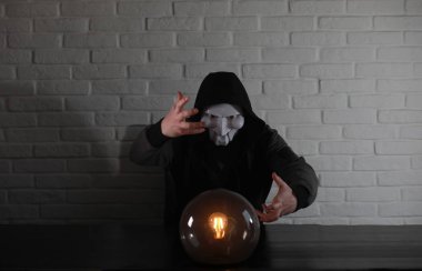 Bir fortune teller top olan bir adam