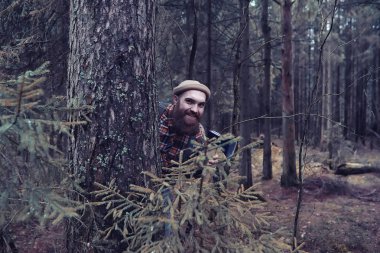 Sonbahar yağmurlu hava ve bir şemsiye ile genç bir adam