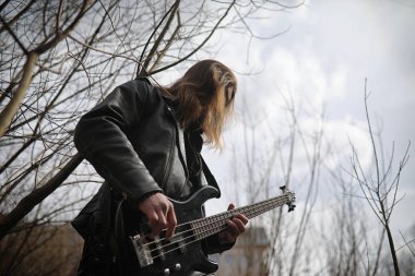 Basamaklarda rock gitaristi. Bir bas gitar bir müzisyenle bir 