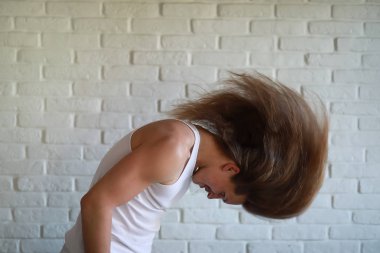 Uzun saçlı genç adam.