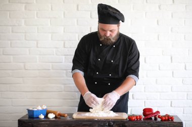 Sakallı şef aşçı yemek hazırlar