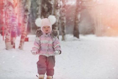 Çocuklar, kışın Parkta yürümek. Bir aile ile kış orman