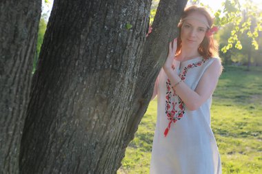 Bir sonbahar Parkta yürümek bir kız. Kızıl saçlı genç kız