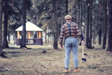 Sonbahar yağmurlu hava ve bir şemsiye ile genç bir adam