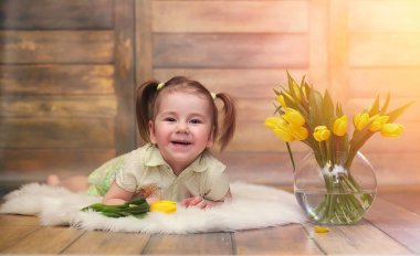 Bir buket Sarı laleler ile küçük bir çocuk. Bir çocuk bir hediye ile