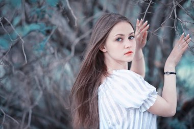 Bir kız bir bahar yeşil park