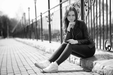 Bahar şehrin içinden bir yürüyüşte kız