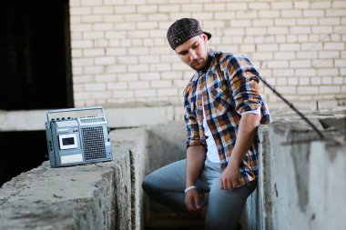 Bir sakallı bir genç adamla