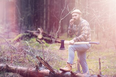 Büyük bir balta ile sakallı bir oduncu 