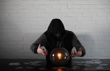 Bir fortune teller top olan bir adam