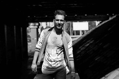 sakallı bir genç adam