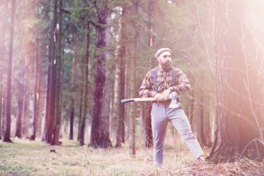 Büyük bir balta ile sakallı bir oduncu 