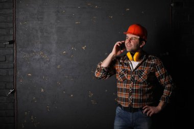 Koruyucu bir kask içinde erkek mimar Oluşturucu