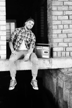 sakallı bir genç adam